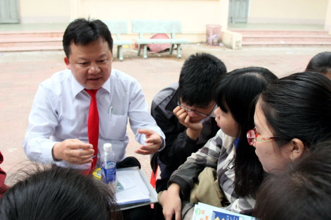 TS Tăng Hữu Tân, trưởng ban tuyển sinh Trường ĐH Tôn Đức Thắng tư vấn tuyển sinh năm 2017 cho học sinh Bình Định - Ảnh: TRẦN HUỲNH