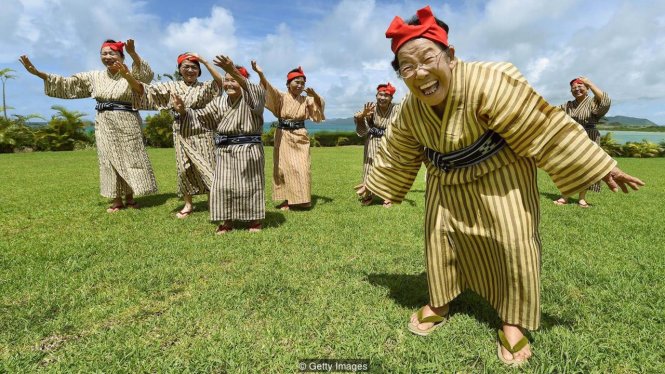 Những thần tượng nhạc pop thế hệ ông bà thuộc nhóm KBG84 trình diễn tại đảo Kohama, tỉnh Okinawa - Ảnh: AFP
