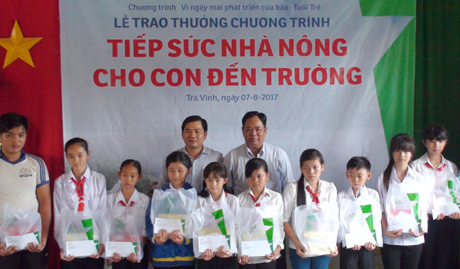Ông Kim Song Ven – Chủ tịch Hội nông dân tỉnh Trà Vinh và ông Trần Văn Lạ - Đại diện công ty GreenFeed Việt Nam trao quà và học bổng cho các em học sinh, sinh viên tỉnh Trà Vinh - Ảnh: HẠNH NGUYỄN