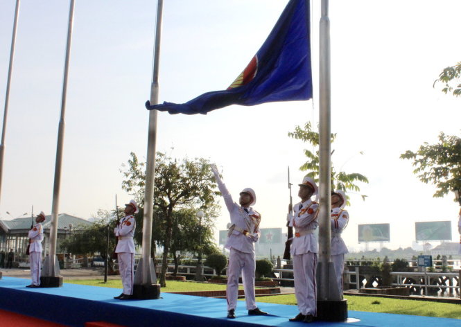 đội tiêu binh thượng cờ Asean, sáng 8-8-20017. Ảnh Tự Trung