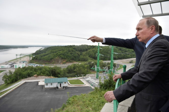 Tổng thống Vladimir Putin đi thăm nhà máy thủy điện Nizhne-Bureiskaya gần làng Novobureisky thuộc vùng Amur vào ngày 3-8 - Ảnh: REUTERS