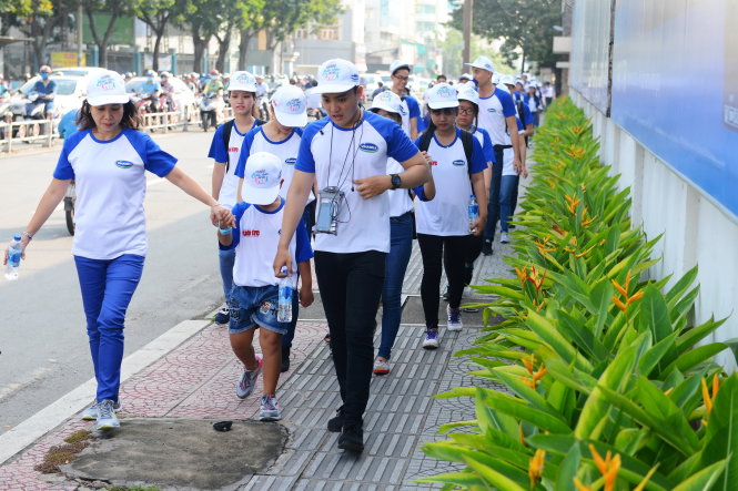 Vỉa hè sạch sẽ và không khí trong lành trên đường Nguyễn Thị Minh Khai, Q.1, TP.HCM đem lại sự thoải mái cho đoàn đi bộ trong chương trình 10.000 bước chân thay đổi cuộc sống sáng 9-8 - Ảnh: QUANG ĐỊNH