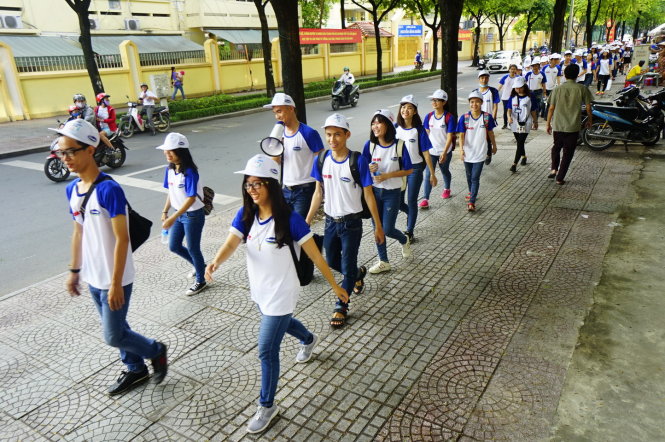 Đông đảo sinh viên Trường ĐH KHXH&NV (ĐHQG TP.HCM) tham đi bộ trên đường Nguyễn Bỉnh Khiêm, Q.1, TP.HCM trong chương trình 10.000 bước chân thay đổi cuộc sống sáng 9-8 - Ảnh: QUANG ĐỊNH