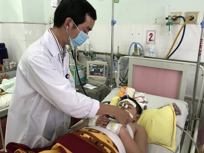 Điều trị cho một em nhỏ bị sốt xuất huyết nặng tại Bệnh viện 
Đa khoa Tiền Giang - Ảnh: BS NGUYỄN THÀNH ÚC