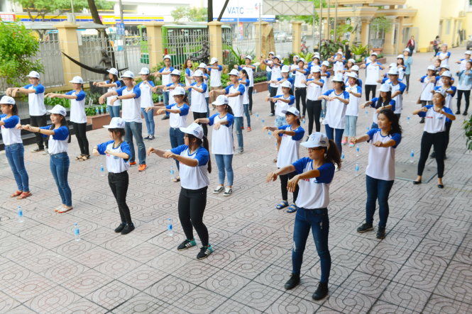 Các bạn sinh viên khởi động nhẹ chuẩn bị tham gia đi bộ đồng hành cùng 10.000 bước chân thay đổi cuộc sống tại Trường ĐH KHXH&NV (ĐHQG TP.HCM) sáng 9-8 - Ảnh: QUANG ĐỊNH