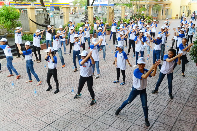 Các bạn sinh viên khởi động nhẹ chuẩn bị tham gia đi bộ đồng hành cùng 10.000 bước chân thay đổi cuộc sống tại Trường ĐH KHXH&NV (ĐHQG TP.HCM) sáng 9-8 - Ảnh: QUANG ĐỊNH