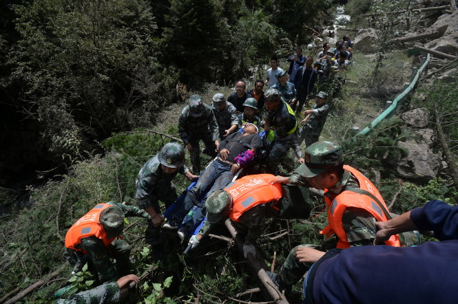 Địa hình hiểm trở khiến việc cứu người thêm khó khăn - Ảnh: REUTERS