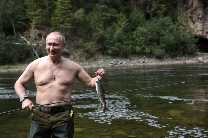 Tổng thống Putin ở tuổi 65 vẫn tự tin khoe vóc dáng giữa thiên nhiên - Ảnh: REUTERS