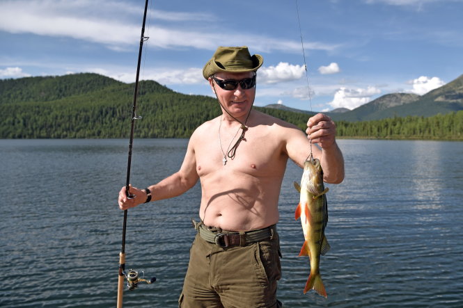Tổng thống Putin khoe chiến lợi phẩm trên vùng hồ ở Tyva phía cực nam Siberia - Ảnh: REUTERS