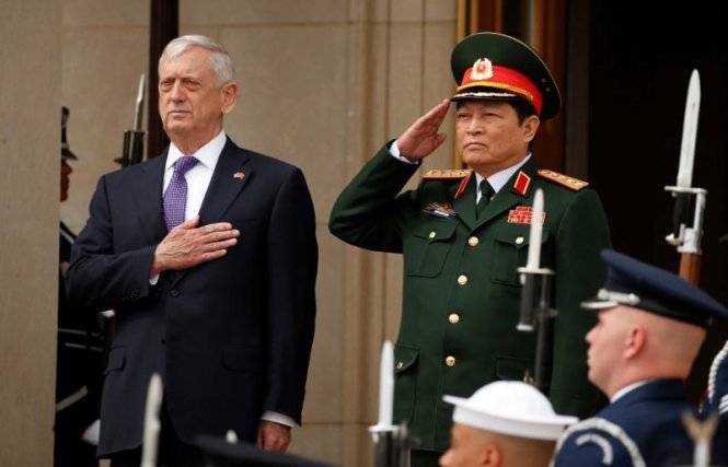 Bộ trưởng Quốc phòng Mỹ Jim Mattis (trái) đón tiếp Bộ trưởng Quốc phòng Việt Nam Ngô Xuân Lịch tại Lầu Năm Góc - Ảnh: Reuters