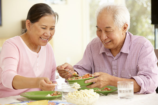Khuyến khích tự chủ trong sinh hoạt cá nhân chính là yếu tố quan trọng giúp người già sau tai biến tái hòa nhập cuộc sống