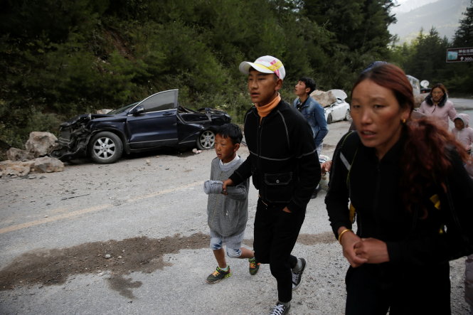 Người dân khu vực động đất vẫn còn hốt hoảng sau thảm kịch - Ảnh: REUTERS