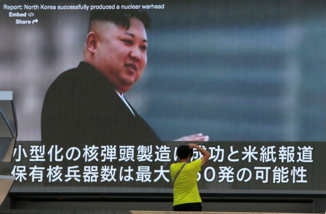Người dân Nhật ở thủ đô Tokyo xem hình ảnh về sự kiện Triều Tiên phát trên màn hình ngày 9-8 - Ảnh: REUTERS