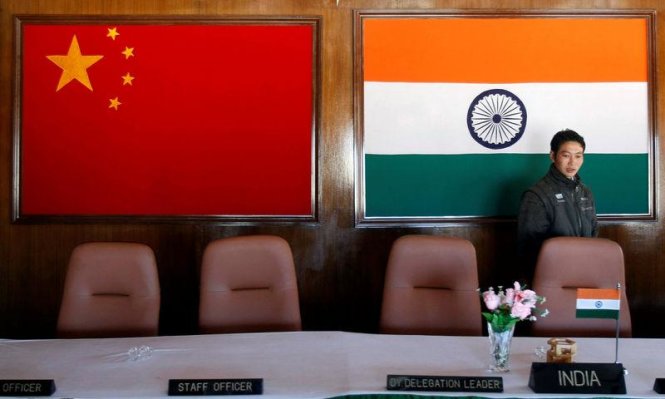 Một người đi qua phòng họp dành cho cuộc họp giữa các chỉ huy quân đội của Trung Quốc và Ấn Độ tại bang Arunachal Pradesh, Ấn Độ - Ảnh: Reuters