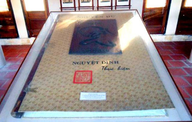 Cuốn độc bản Truyện Kiều lớn nhất do nhà thư pháp Nguyệt Đình ở Huế thực hiện, trên khổ giấy kích thước 1,2mx1,6m, nặng 75kg, trưng bày tại Khu lưu niệm Nguyễn Du ở Hà Tĩnh. - Ảnh: MAI VĂN HOAN