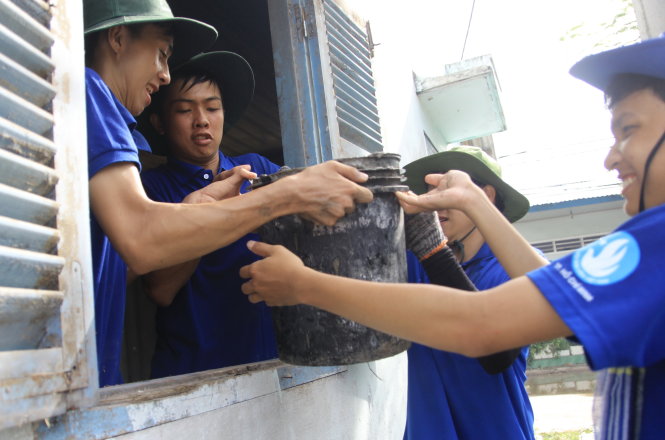 Chiến sĩ Mùa hè xanh TP.HCM cùng hợp sức thực hiện các công trình tặng bà con tại đảo Thổ Chu (Kiên Giang) trong chiến dịch năm 2017 - Ảnh: Q.NG.