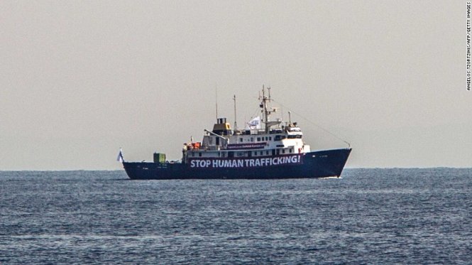 Hoạt động của các NGO bị một số nhóm chống nhập cư châu Âu phản đối và cho rằng tiếp tay cho buôn người. Trong ảnh, tàu C-star của một nhóm cực hữu châu Âu treo băng-rôn