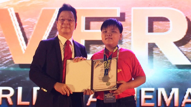 Tô Huỳnh Phúc - học sinh Trường THPT chuyên Trần Đại Nghĩa, TPHCM nhận huy chương bạc tại WMO 2017 - Ảnh: K.THI