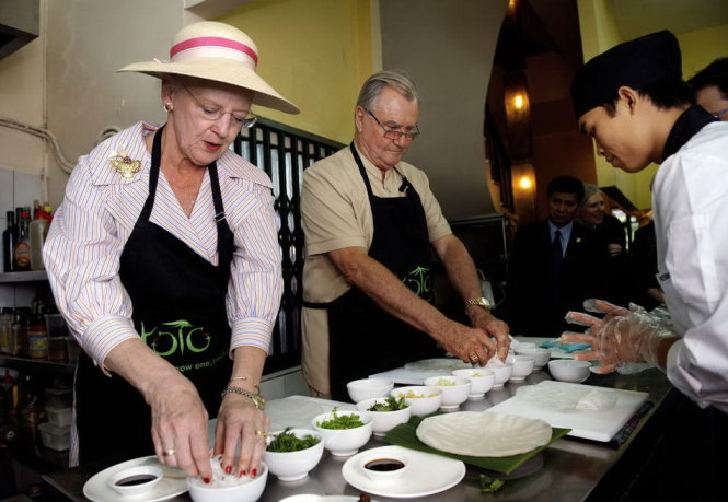 Hoàng thân Henrik và Nữ hoàng Margrethe II trong buổi học cuốn gỏi cuốn tại Trung tâm dạy nghề cho trẻ đường phố KOTO ở Hà Nội trong chuyến thăm Việt Nam năm 2009 - Ảnh: AFP