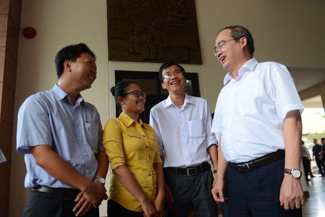 Bí thư Thành ủy TP.HCM Nguyễn Thiện Nhân (bìa phải) trao đổi với các đại biểu bên lề buổi gặp gỡ của Thường trực Thành ủy TP.HCM với cán bộ nguồn quy hoạch giai đoạn 2015-2020 và các năm tiếp theo chiều 3-8 - Ảnh: QUANG ĐỊNH