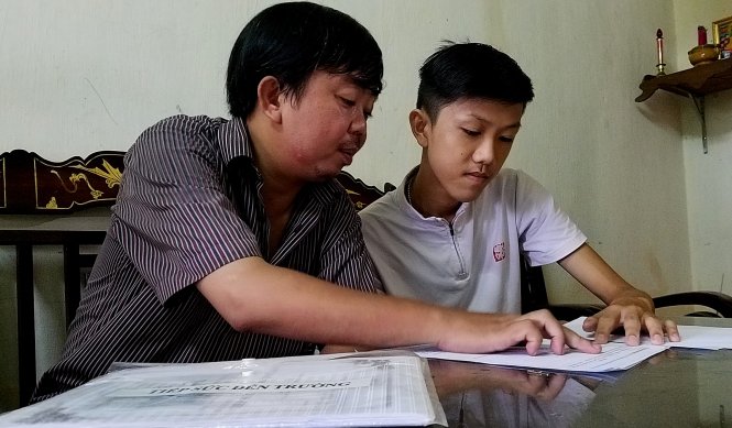 Nghe tin gia đình em Hồ Phong, một học sinh 12 vừa thi xong, phải bán nhà ra ở trọ, anh Sanh đến tận nhà trọ hướng dẫn Phong làm hồ sơ xin học bổng “Tiếp sức đến trường” -Ảnh: QUỐC NAM