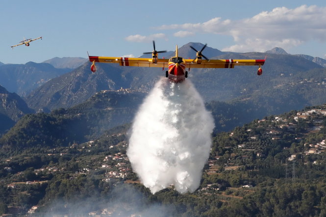 Máy bay thả nước dập cháy ở Bormes-les-Mimosas, vùng Var (Pháp) - Ảnh: REUTERS