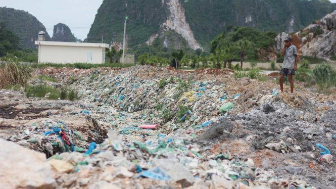 Việc xử lý rác bằng cách rắc vôi bột và san lấp sơ sài khiến người dân xã Gia Minh, huyện Thủy Nguyên bức xúc không cho xe thu gom rác vào đổ thải - Ảnh: TIẾN THẮNG