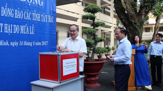 Bí thư Thành ủy Nguyễn Thiện Nhân và các Phó bí thư Thành ủy là những người đầu tiên hưởng ứng việc quyên góp - Ảnh: M.HOA