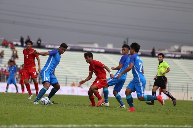 Singapore (áo xanh) buộc phải thắng U-22 Malaysia để nuôi hi vọng đi tiếp. Ảnh: NGUYỄN KHÁNH
