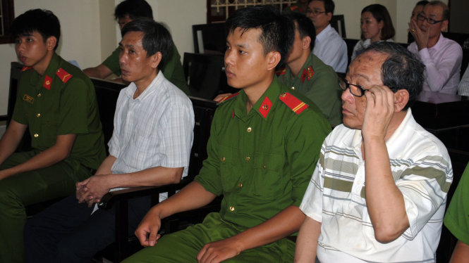 Bị cáo Nỉ, giám đốc BV Tháp Mười (đeo kính, bìa phải) và Khôi, nguyên trưởng phòng Tài chính (áo sơ mi hàng đầu) - Ảnh: THÀNH NHƠN