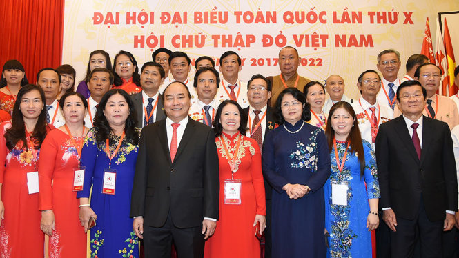 Thủ tướng Nguyễn Xuân Phúc chụp ảnh cùng các đại biểu dự Đại hội Hội chữ thập đỏ VN
