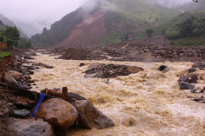 Suốt hai ngày qua, mưa lũ trên dòng suối Nặm Păm tiếp tục đổ về gây chia cắt giao thông tại huyện Mường La - ẢNH: Hà Thanh
