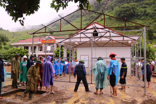Lực lượng chức năng dựng nhà tạm y tế để kịp thời cứu chữa, chăm sóc người dân - ẢNH: Hà Thanh