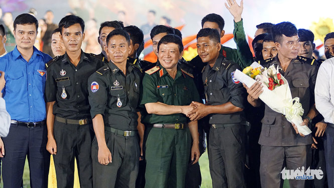 Thiếu tướng Lê Hiền Vân chụp ảnh lưu niệm cùng các chiến sĩ Capuchia - Ảnh: NAM TRẦN