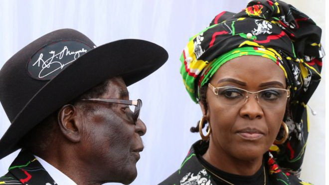 Hai vợ chồng Tổng thống Zimbabwe - Ảnh: REUTERS