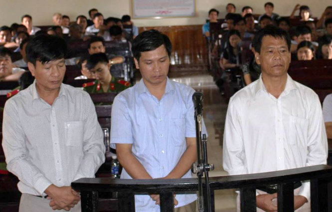 Nguyên tổng giám đốc Công ty Cao su Hà Tĩnh (phải) lĩnh án tù giam vì lợi dụng chức vụ, trục lợi tiền Nhà nước -Ảnh: VĂN ĐỊNH