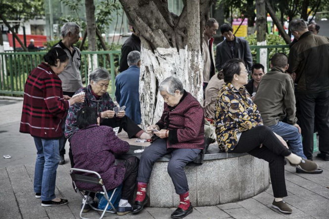 Người già chơi đánh bài ở Trung Quốc - Ảnh: REUTERS