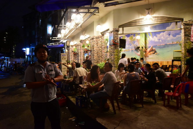 Nhà hàng A Bảy trên đường Hoàng Sa lấn chiếm vỉa hè - Ảnh: HỮU THUẬN