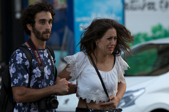 Người dân được di tản khỏi đường Las Ramblas ở Barcelona - Ảnh: Reuters
