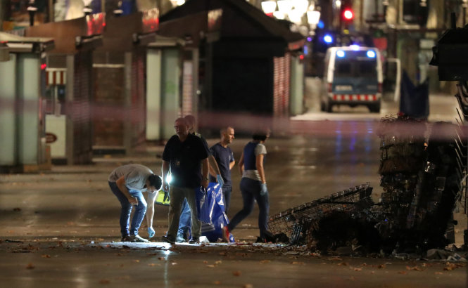 Cảnh sát điều tra hiện trường vụ đâm xe ở Barcelona - Ảnh: Reuters