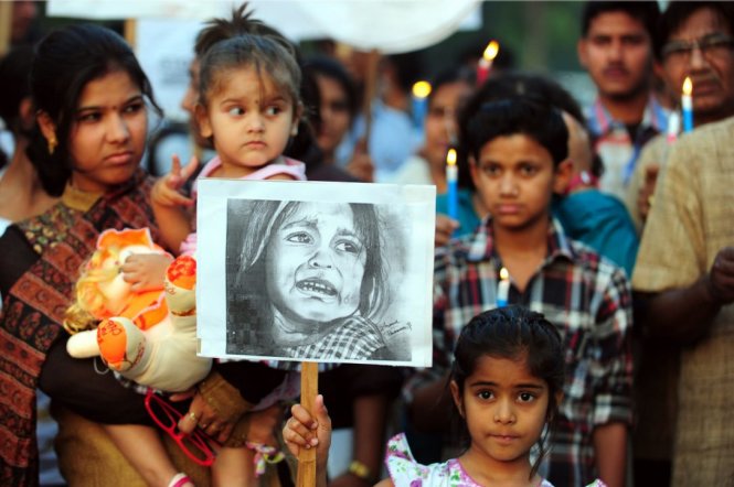 Biểu tình đòi công lý cho một nạn nhân là trẻ em bị cưỡng bức ở Ấn Độ - Ảnh: AFP