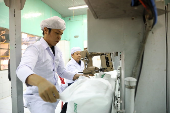 Công nhân đóng gói đường tại Công ty CP Đường Nước Trong - Ảnh: HỮU KHOA