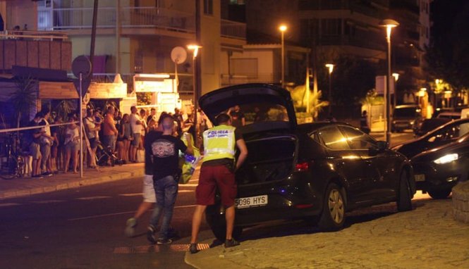 Chiếc xe được cho là đã đâm bảy người bị thương ở Cambrills, gần Barcelona - Ảnh: Guardian