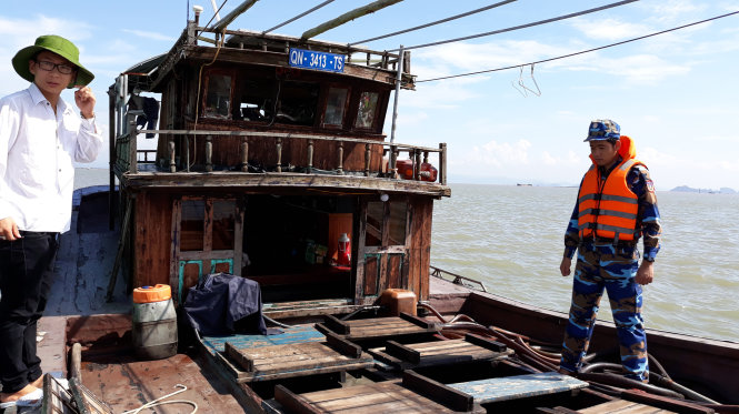 Tàu chở dầu vi phạm bị tạm giữ - ẢNH: Lam Giang
