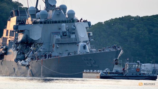 Tàu khu trục USS Fitzgerald trở lại căn cứ sau vụ va chạm với tàu hàng Philippines - Ảnh: Reuters