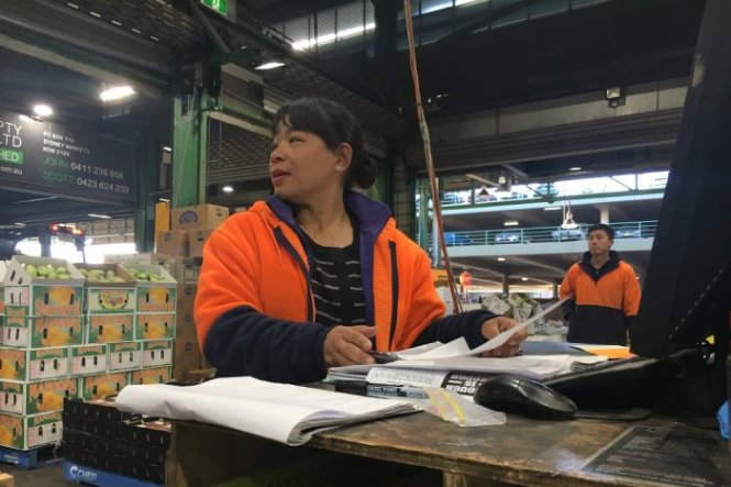 Cô Theresa Nguyen - em gái ông Frank Nguyen, đến Úc khi mới 8 tuổi và nay có gian hàng riêng của mình ở khu chợ Sydney Markets - Ảnh: ABC