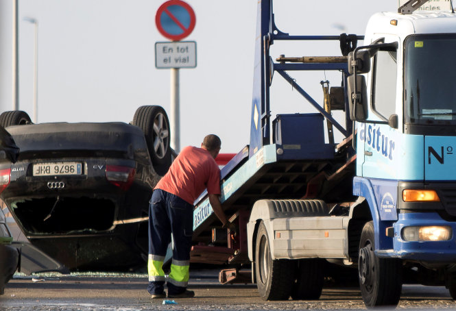 Một chiếc xe được đưa khỏi hiện trường vụ tấn công ở Tây Ban Nha tuần trước - Ảnh: Reuters