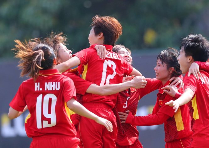 Các cầu thủ nữ VN ăn mừng bàn thắng vào lưới Myanmar. Ảnh: NGUYỄN KHÁNH