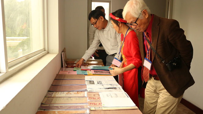Các khách mời xem những tài liệu GS Tôn Thất Dương Kỵ viết - Ảnh: NGUYÊN NGỌC