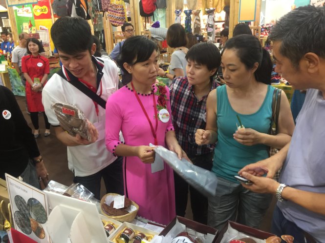 Nhiều du khách đến Thái Lan cũng bày tỏ thích thú với hàng Việt và chọn mua sản phẩm - Ảnh: NHƯ BÌNH